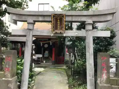 讃岐小白稲荷神社の{uncategorized: "未分類", other: "その他", undefined: "問題あり", building: "その他建物", grave: "お墓", sacred_gate: "鳥居", guardian: "狛犬", statue: "像", buddha: "仏像", history: "歴史", nature: "自然", garden: "庭園", animal: "動物", pagoda: "塔", temizu: "手水舎", mountain_gate: "山門・神門", sanctuary: "本殿・本堂", subordinate: "末社・摂社", art: "芸術", scenery: "景色", jizo: "地蔵", ema: "絵馬", goshuin: "御朱印", omikuji: "おみくじ", items: "授与品その他", amulet: "お守り", goshuincho: "御朱印帳", eats: "食事", festival: "お祭り", votive_dance: "神楽", shichigosan: "七五三参", wedding: "結婚式", experience: "体験その他", initially: "初詣", around: "周辺", anti_infection: "感染症対策"}