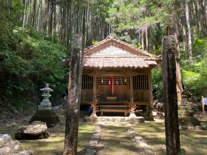 杉本神社の{uncategorized: "未分類", other: "その他", undefined: "問題あり", building: "その他建物", grave: "お墓", sacred_gate: "鳥居", guardian: "狛犬", statue: "像", buddha: "仏像", history: "歴史", nature: "自然", garden: "庭園", animal: "動物", pagoda: "塔", temizu: "手水舎", mountain_gate: "山門・神門", sanctuary: "本殿・本堂", subordinate: "末社・摂社", art: "芸術", scenery: "景色", jizo: "地蔵", ema: "絵馬", goshuin: "御朱印", omikuji: "おみくじ", items: "授与品その他", amulet: "お守り", goshuincho: "御朱印帳", eats: "食事", festival: "お祭り", votive_dance: "神楽", shichigosan: "七五三参", wedding: "結婚式", experience: "体験その他", initially: "初詣", around: "周辺", anti_infection: "感染症対策"}