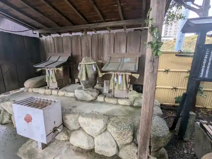 桑名神明社の{uncategorized: "未分類", other: "その他", undefined: "問題あり", building: "その他建物", grave: "お墓", sacred_gate: "鳥居", guardian: "狛犬", statue: "像", buddha: "仏像", history: "歴史", nature: "自然", garden: "庭園", animal: "動物", pagoda: "塔", temizu: "手水舎", mountain_gate: "山門・神門", sanctuary: "本殿・本堂", subordinate: "末社・摂社", art: "芸術", scenery: "景色", jizo: "地蔵", ema: "絵馬", goshuin: "御朱印", omikuji: "おみくじ", items: "授与品その他", amulet: "お守り", goshuincho: "御朱印帳", eats: "食事", festival: "お祭り", votive_dance: "神楽", shichigosan: "七五三参", wedding: "結婚式", experience: "体験その他", initially: "初詣", around: "周辺", anti_infection: "感染症対策"}