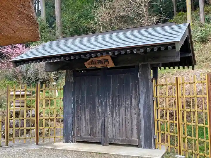 高麗神社の山門・神門