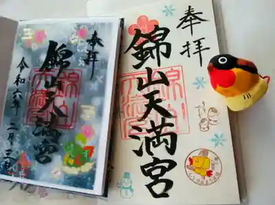 直書きの御朱印には可愛い鷽💓
うそみくじの嬉しい特典です！
干支のクリア御朱印もいただきました😄
