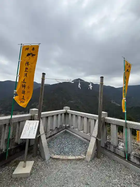 丹生川上神社(上社)の{uncategorized: "未分類", other: "その他", undefined: "問題あり", building: "その他建物", grave: "お墓", sacred_gate: "鳥居", guardian: "狛犬", statue: "像", buddha: "仏像", history: "歴史", nature: "自然", garden: "庭園", animal: "動物", pagoda: "塔", temizu: "手水舎", mountain_gate: "山門・神門", sanctuary: "本殿・本堂", subordinate: "末社・摂社", art: "芸術", scenery: "景色", jizo: "地蔵", ema: "絵馬", goshuin: "御朱印", omikuji: "おみくじ", items: "授与品その他", amulet: "お守り", goshuincho: "御朱印帳", eats: "食事", festival: "お祭り", votive_dance: "神楽", shichigosan: "七五三参", wedding: "結婚式", experience: "体験その他", initially: "初詣", around: "周辺", anti_infection: "感染症対策"}