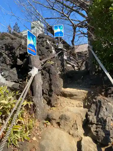 千駄ヶ谷冨士浅間神社の{uncategorized: "未分類", other: "その他", undefined: "問題あり", building: "その他建物", grave: "お墓", sacred_gate: "鳥居", guardian: "狛犬", statue: "像", buddha: "仏像", history: "歴史", nature: "自然", garden: "庭園", animal: "動物", pagoda: "塔", temizu: "手水舎", mountain_gate: "山門・神門", sanctuary: "本殿・本堂", subordinate: "末社・摂社", art: "芸術", scenery: "景色", jizo: "地蔵", ema: "絵馬", goshuin: "御朱印", omikuji: "おみくじ", items: "授与品その他", amulet: "お守り", goshuincho: "御朱印帳", eats: "食事", festival: "お祭り", votive_dance: "神楽", shichigosan: "七五三参", wedding: "結婚式", experience: "体験その他", initially: "初詣", around: "周辺", anti_infection: "感染症対策"}
