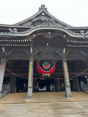 豊川稲荷の{uncategorized: "未分類", other: "その他", undefined: "問題あり", building: "その他建物", grave: "お墓", sacred_gate: "鳥居", guardian: "狛犬", statue: "像", buddha: "仏像", history: "歴史", nature: "自然", garden: "庭園", animal: "動物", pagoda: "塔", temizu: "手水舎", mountain_gate: "山門・神門", sanctuary: "本殿・本堂", subordinate: "末社・摂社", art: "芸術", scenery: "景色", jizo: "地蔵", ema: "絵馬", goshuin: "御朱印", omikuji: "おみくじ", items: "授与品その他", amulet: "お守り", goshuincho: "御朱印帳", eats: "食事", festival: "お祭り", votive_dance: "神楽", shichigosan: "七五三参", wedding: "結婚式", experience: "体験その他", initially: "初詣", around: "周辺", anti_infection: "感染症対策"}