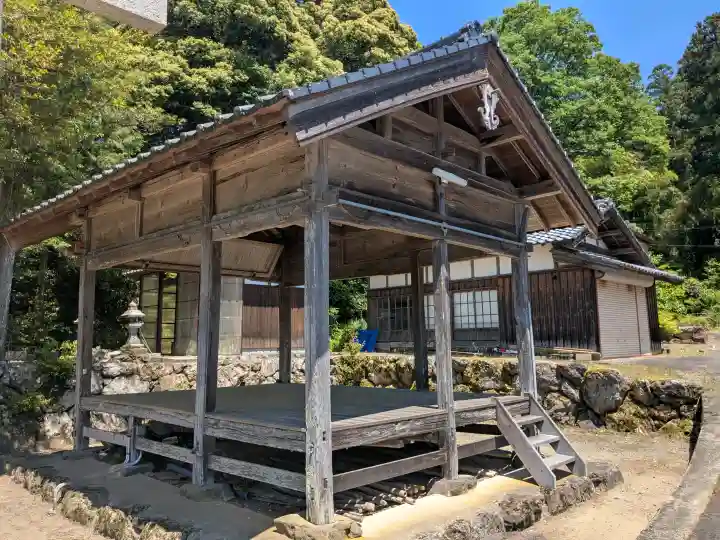 八幡神社の{uncategorized: "未分類", other: "その他", undefined: "問題あり", building: "その他建物", grave: "お墓", sacred_gate: "鳥居", guardian: "狛犬", statue: "像", buddha: "仏像", history: "歴史", nature: "自然", garden: "庭園", animal: "動物", pagoda: "塔", temizu: "手水舎", mountain_gate: "山門・神門", sanctuary: "本殿・本堂", subordinate: "末社・摂社", art: "芸術", scenery: "景色", jizo: "地蔵", ema: "絵馬", goshuin: "御朱印", omikuji: "おみくじ", items: "授与品その他", amulet: "お守り", goshuincho: "御朱印帳", eats: "食事", festival: "お祭り", votive_dance: "神楽", shichigosan: "七五三参", wedding: "結婚式", experience: "体験その他", initially: "初詣", around: "周辺", anti_infection: "感染症対策"}