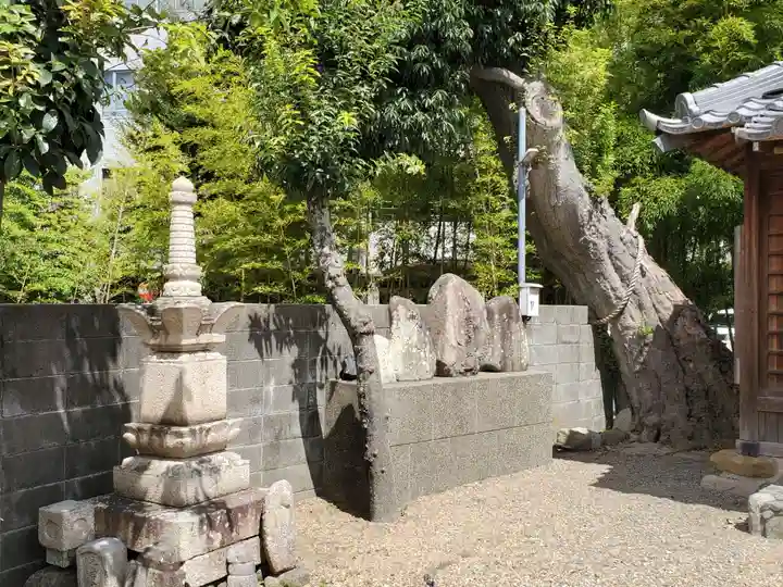 八ツ橋稲荷神社の塔