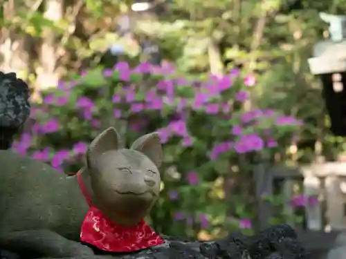 駒込稲荷神社の{uncategorized: "未分類", other: "その他", undefined: "問題あり", building: "その他建物", grave: "お墓", sacred_gate: "鳥居", guardian: "狛犬", statue: "像", buddha: "仏像", history: "歴史", nature: "自然", garden: "庭園", animal: "動物", pagoda: "塔", temizu: "手水舎", mountain_gate: "山門・神門", sanctuary: "本殿・本堂", subordinate: "末社・摂社", art: "芸術", scenery: "景色", jizo: "地蔵", ema: "絵馬", goshuin: "御朱印", omikuji: "おみくじ", items: "授与品その他", amulet: "お守り", goshuincho: "御朱印帳", eats: "食事", festival: "お祭り", votive_dance: "神楽", shichigosan: "七五三参", wedding: "結婚式", experience: "体験その他", initially: "初詣", around: "周辺", anti_infection: "感染症対策"}