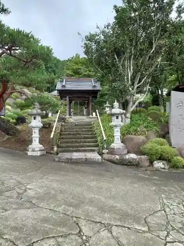 嶽林寺の山門