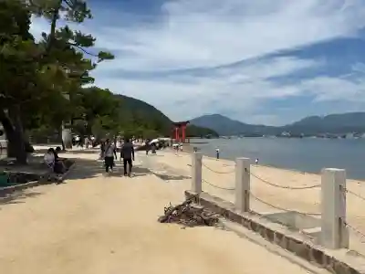 厳島神社の{uncategorized: "未分類", other: "その他", undefined: "問題あり", building: "その他建物", grave: "お墓", sacred_gate: "鳥居", guardian: "狛犬", statue: "像", buddha: "仏像", history: "歴史", nature: "自然", garden: "庭園", animal: "動物", pagoda: "塔", temizu: "手水舎", mountain_gate: "山門・神門", sanctuary: "本殿・本堂", subordinate: "末社・摂社", art: "芸術", scenery: "景色", jizo: "地蔵", ema: "絵馬", goshuin: "御朱印", omikuji: "おみくじ", items: "授与品その他", amulet: "お守り", goshuincho: "御朱印帳", eats: "食事", festival: "お祭り", votive_dance: "神楽", shichigosan: "七五三参", wedding: "結婚式", experience: "体験その他", initially: "初詣", around: "周辺", anti_infection: "感染症対策"}