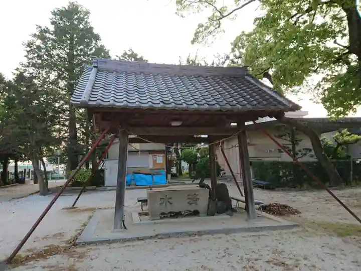 神明社・小河天神社合殿の手水舎
