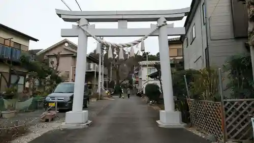 座間神社の鳥居