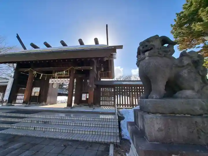 札幌護國神社の山門・神門