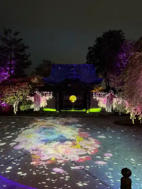 高台寺(高台寿聖禅寺・高臺寺)の{uncategorized: "未分類", other: "その他", undefined: "問題あり", building: "その他建物", grave: "お墓", sacred_gate: "鳥居", guardian: "狛犬", statue: "像", buddha: "仏像", history: "歴史", nature: "自然", garden: "庭園", animal: "動物", pagoda: "塔", temizu: "手水舎", mountain_gate: "山門・神門", sanctuary: "本殿・本堂", subordinate: "末社・摂社", art: "芸術", scenery: "景色", jizo: "地蔵", ema: "絵馬", goshuin: "御朱印", omikuji: "おみくじ", items: "授与品その他", amulet: "お守り", goshuincho: "御朱印帳", eats: "食事", festival: "お祭り", votive_dance: "神楽", shichigosan: "七五三参", wedding: "結婚式", experience: "体験その他", initially: "初詣", around: "周辺", anti_infection: "感染症対策"}