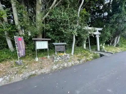 勝手神社の{uncategorized: "未分類", other: "その他", undefined: "問題あり", building: "その他建物", grave: "お墓", sacred_gate: "鳥居", guardian: "狛犬", statue: "像", buddha: "仏像", history: "歴史", nature: "自然", garden: "庭園", animal: "動物", pagoda: "塔", temizu: "手水舎", mountain_gate: "山門・神門", sanctuary: "本殿・本堂", subordinate: "末社・摂社", art: "芸術", scenery: "景色", jizo: "地蔵", ema: "絵馬", goshuin: "御朱印", omikuji: "おみくじ", items: "授与品その他", amulet: "お守り", goshuincho: "御朱印帳", eats: "食事", festival: "お祭り", votive_dance: "神楽", shichigosan: "七五三参", wedding: "結婚式", experience: "体験その他", initially: "初詣", around: "周辺", anti_infection: "感染症対策"}