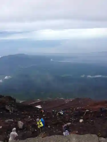 富士山頂上浅間大社奥宮の景色