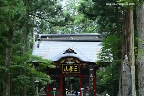 三峯神社の山門