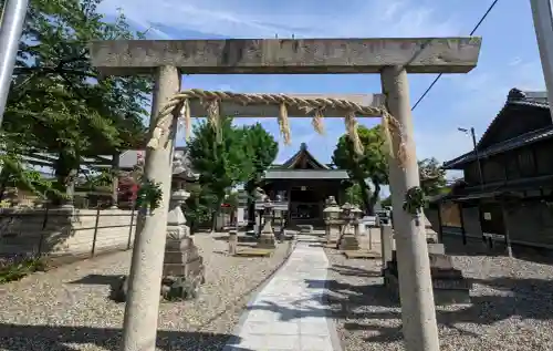 神明社（荒子神明社）の{uncategorized: "未分類", other: "その他", undefined: "問題あり", building: "その他建物", grave: "お墓", sacred_gate: "鳥居", guardian: "狛犬", statue: "像", buddha: "仏像", history: "歴史", nature: "自然", garden: "庭園", animal: "動物", pagoda: "塔", temizu: "手水舎", mountain_gate: "山門・神門", sanctuary: "本殿・本堂", subordinate: "末社・摂社", art: "芸術", scenery: "景色", jizo: "地蔵", ema: "絵馬", goshuin: "御朱印", omikuji: "おみくじ", items: "授与品その他", amulet: "お守り", goshuincho: "御朱印帳", eats: "食事", festival: "お祭り", votive_dance: "神楽", shichigosan: "七五三参", wedding: "結婚式", experience: "体験その他", initially: "初詣", around: "周辺", anti_infection: "感染症対策"}
