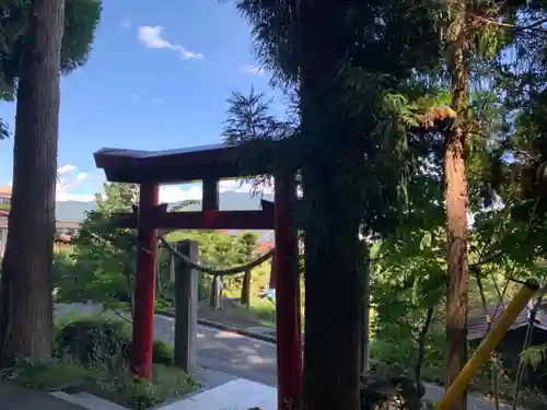 新屋山神社の鳥居