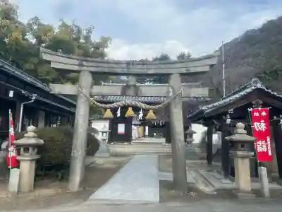 三原八幡宮の{uncategorized: "未分類", other: "その他", undefined: "問題あり", building: "その他建物", grave: "お墓", sacred_gate: "鳥居", guardian: "狛犬", statue: "像", buddha: "仏像", history: "歴史", nature: "自然", garden: "庭園", animal: "動物", pagoda: "塔", temizu: "手水舎", mountain_gate: "山門・神門", sanctuary: "本殿・本堂", subordinate: "末社・摂社", art: "芸術", scenery: "景色", jizo: "地蔵", ema: "絵馬", goshuin: "御朱印", omikuji: "おみくじ", items: "授与品その他", amulet: "お守り", goshuincho: "御朱印帳", eats: "食事", festival: "お祭り", votive_dance: "神楽", shichigosan: "七五三参", wedding: "結婚式", experience: "体験その他", initially: "初詣", around: "周辺", anti_infection: "感染症対策"}