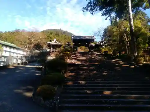 久遠寺の山門