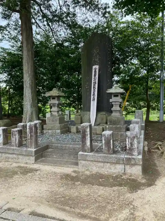 素鵞神社の{uncategorized: "未分類", other: "その他", undefined: "問題あり", building: "その他建物", grave: "お墓", sacred_gate: "鳥居", guardian: "狛犬", statue: "像", buddha: "仏像", history: "歴史", nature: "自然", garden: "庭園", animal: "動物", pagoda: "塔", temizu: "手水舎", mountain_gate: "山門・神門", sanctuary: "本殿・本堂", subordinate: "末社・摂社", art: "芸術", scenery: "景色", jizo: "地蔵", ema: "絵馬", goshuin: "御朱印", omikuji: "おみくじ", items: "授与品その他", amulet: "お守り", goshuincho: "御朱印帳", eats: "食事", festival: "お祭り", votive_dance: "神楽", shichigosan: "七五三参", wedding: "結婚式", experience: "体験その他", initially: "初詣", around: "周辺", anti_infection: "感染症対策"}