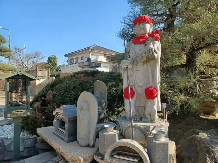 無量寺の{uncategorized: "未分類", other: "その他", undefined: "問題あり", building: "その他建物", grave: "お墓", sacred_gate: "鳥居", guardian: "狛犬", statue: "像", buddha: "仏像", history: "歴史", nature: "自然", garden: "庭園", animal: "動物", pagoda: "塔", temizu: "手水舎", mountain_gate: "山門・神門", sanctuary: "本殿・本堂", subordinate: "末社・摂社", art: "芸術", scenery: "景色", jizo: "地蔵", ema: "絵馬", goshuin: "御朱印", omikuji: "おみくじ", items: "授与品その他", amulet: "お守り", goshuincho: "御朱印帳", eats: "食事", festival: "お祭り", votive_dance: "神楽", shichigosan: "七五三参", wedding: "結婚式", experience: "体験その他", initially: "初詣", around: "周辺", anti_infection: "感染症対策"}
