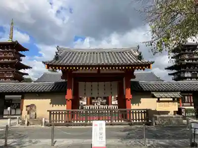 薬師寺の山門・神門