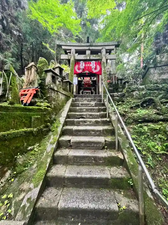 伏見稲荷大社 御膳谷奉拝所の{uncategorized: "未分類", other: "その他", undefined: "問題あり", building: "その他建物", grave: "お墓", sacred_gate: "鳥居", guardian: "狛犬", statue: "像", buddha: "仏像", history: "歴史", nature: "自然", garden: "庭園", animal: "動物", pagoda: "塔", temizu: "手水舎", mountain_gate: "山門・神門", sanctuary: "本殿・本堂", subordinate: "末社・摂社", art: "芸術", scenery: "景色", jizo: "地蔵", ema: "絵馬", goshuin: "御朱印", omikuji: "おみくじ", items: "授与品その他", amulet: "お守り", goshuincho: "御朱印帳", eats: "食事", festival: "お祭り", votive_dance: "神楽", shichigosan: "七五三参", wedding: "結婚式", experience: "体験その他", initially: "初詣", around: "周辺", anti_infection: "感染症対策"}
