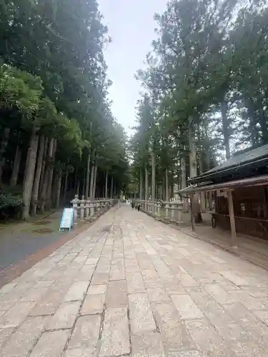 高野山金剛峯寺奥の院の{uncategorized: "未分類", other: "その他", undefined: "問題あり", building: "その他建物", grave: "お墓", sacred_gate: "鳥居", guardian: "狛犬", statue: "像", buddha: "仏像", history: "歴史", nature: "自然", garden: "庭園", animal: "動物", pagoda: "塔", temizu: "手水舎", mountain_gate: "山門・神門", sanctuary: "本殿・本堂", subordinate: "末社・摂社", art: "芸術", scenery: "景色", jizo: "地蔵", ema: "絵馬", goshuin: "御朱印", omikuji: "おみくじ", items: "授与品その他", amulet: "お守り", goshuincho: "御朱印帳", eats: "食事", festival: "お祭り", votive_dance: "神楽", shichigosan: "七五三参", wedding: "結婚式", experience: "体験その他", initially: "初詣", around: "周辺", anti_infection: "感染症対策"}