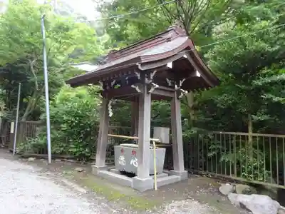 神明社の手水舎