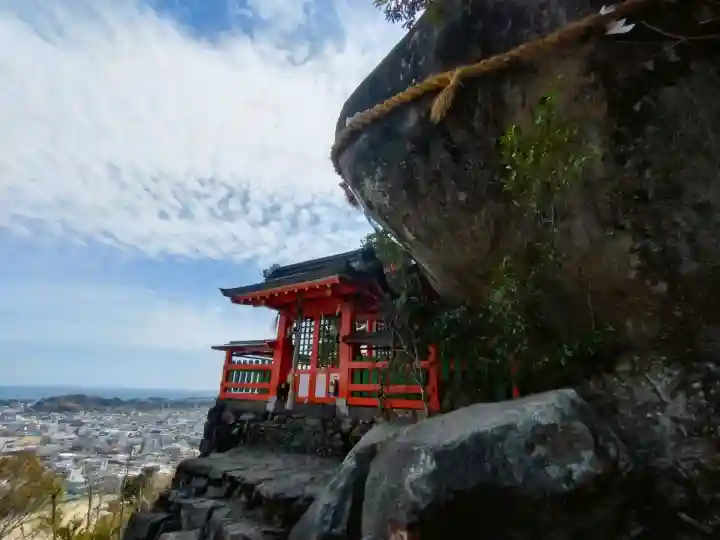 神倉神社(熊野速玉大社摂社)の{uncategorized: "未分類", other: "その他", undefined: "問題あり", building: "その他建物", grave: "お墓", sacred_gate: "鳥居", guardian: "狛犬", statue: "像", buddha: "仏像", history: "歴史", nature: "自然", garden: "庭園", animal: "動物", pagoda: "塔", temizu: "手水舎", mountain_gate: "山門・神門", sanctuary: "本殿・本堂", subordinate: "末社・摂社", art: "芸術", scenery: "景色", jizo: "地蔵", ema: "絵馬", goshuin: "御朱印", omikuji: "おみくじ", items: "授与品その他", amulet: "お守り", goshuincho: "御朱印帳", eats: "食事", festival: "お祭り", votive_dance: "神楽", shichigosan: "七五三参", wedding: "結婚式", experience: "体験その他", initially: "初詣", around: "周辺", anti_infection: "感染症対策"}