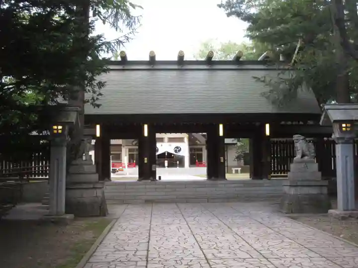 帯廣神社の山門・神門