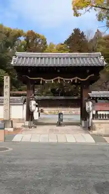 離宮八幡宮の山門・神門