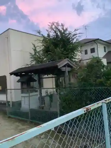 西高山町公民館の社の周辺