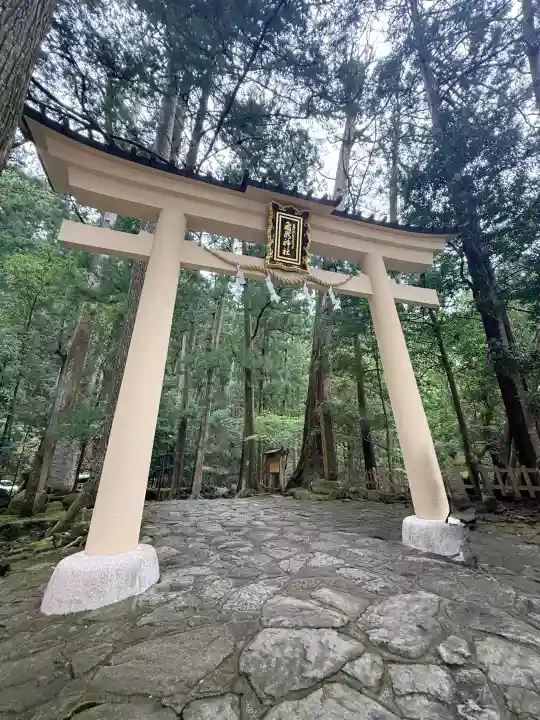 飛瀧神社(熊野那智大社別宮)の{uncategorized: "未分類", other: "その他", undefined: "問題あり", building: "その他建物", grave: "お墓", sacred_gate: "鳥居", guardian: "狛犬", statue: "像", buddha: "仏像", history: "歴史", nature: "自然", garden: "庭園", animal: "動物", pagoda: "塔", temizu: "手水舎", mountain_gate: "山門・神門", sanctuary: "本殿・本堂", subordinate: "末社・摂社", art: "芸術", scenery: "景色", jizo: "地蔵", ema: "絵馬", goshuin: "御朱印", omikuji: "おみくじ", items: "授与品その他", amulet: "お守り", goshuincho: "御朱印帳", eats: "食事", festival: "お祭り", votive_dance: "神楽", shichigosan: "七五三参", wedding: "結婚式", experience: "体験その他", initially: "初詣", around: "周辺", anti_infection: "感染症対策"}