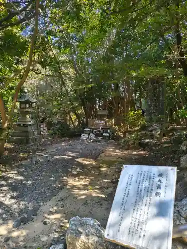 伊良湖神社の{uncategorized: "未分類", other: "その他", undefined: "問題あり", building: "その他建物", grave: "お墓", sacred_gate: "鳥居", guardian: "狛犬", statue: "像", buddha: "仏像", history: "歴史", nature: "自然", garden: "庭園", animal: "動物", pagoda: "塔", temizu: "手水舎", mountain_gate: "山門・神門", sanctuary: "本殿・本堂", subordinate: "末社・摂社", art: "芸術", scenery: "景色", jizo: "地蔵", ema: "絵馬", goshuin: "御朱印", omikuji: "おみくじ", items: "授与品その他", amulet: "お守り", goshuincho: "御朱印帳", eats: "食事", festival: "お祭り", votive_dance: "神楽", shichigosan: "七五三参", wedding: "結婚式", experience: "体験その他", initially: "初詣", around: "周辺", anti_infection: "感染症対策"}