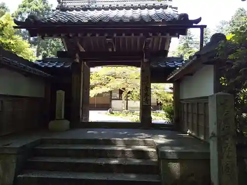 吸湖山　青岸寺の山門