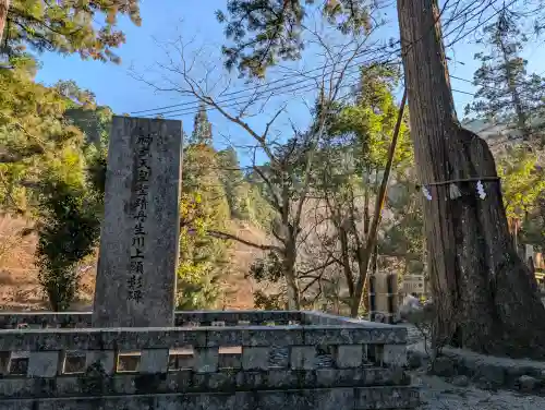 丹生神社（丹生川上神社中社摂社)の{uncategorized: "未分類", other: "その他", undefined: "問題あり", building: "その他建物", grave: "お墓", sacred_gate: "鳥居", guardian: "狛犬", statue: "像", buddha: "仏像", history: "歴史", nature: "自然", garden: "庭園", animal: "動物", pagoda: "塔", temizu: "手水舎", mountain_gate: "山門・神門", sanctuary: "本殿・本堂", subordinate: "末社・摂社", art: "芸術", scenery: "景色", jizo: "地蔵", ema: "絵馬", goshuin: "御朱印", omikuji: "おみくじ", items: "授与品その他", amulet: "お守り", goshuincho: "御朱印帳", eats: "食事", festival: "お祭り", votive_dance: "神楽", shichigosan: "七五三参", wedding: "結婚式", experience: "体験その他", initially: "初詣", around: "周辺", anti_infection: "感染症対策"}