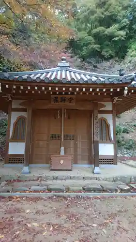 石龕寺の本殿・本堂