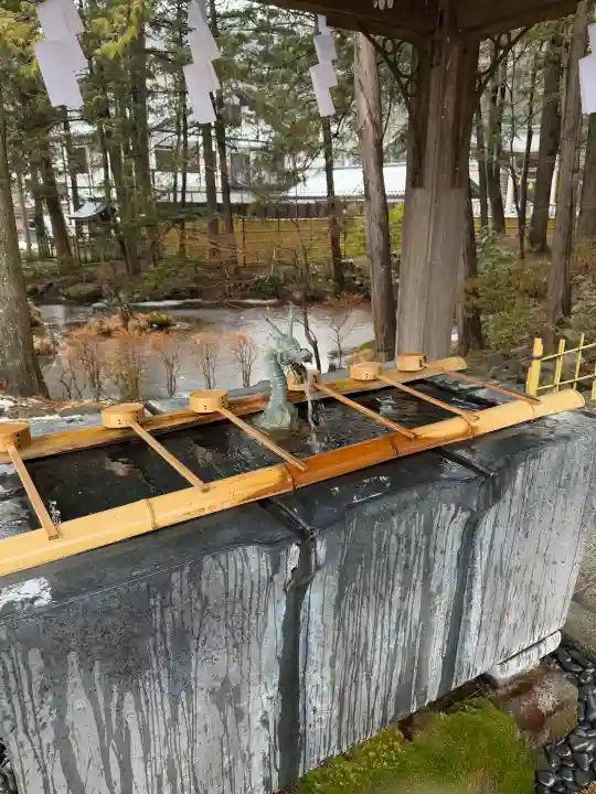 諏訪大社下社秋宮の{uncategorized: "未分類", other: "その他", undefined: "問題あり", building: "その他建物", grave: "お墓", sacred_gate: "鳥居", guardian: "狛犬", statue: "像", buddha: "仏像", history: "歴史", nature: "自然", garden: "庭園", animal: "動物", pagoda: "塔", temizu: "手水舎", mountain_gate: "山門・神門", sanctuary: "本殿・本堂", subordinate: "末社・摂社", art: "芸術", scenery: "景色", jizo: "地蔵", ema: "絵馬", goshuin: "御朱印", omikuji: "おみくじ", items: "授与品その他", amulet: "お守り", goshuincho: "御朱印帳", eats: "食事", festival: "お祭り", votive_dance: "神楽", shichigosan: "七五三参", wedding: "結婚式", experience: "体験その他", initially: "初詣", around: "周辺", anti_infection: "感染症対策"}