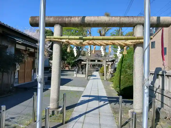 六所神社の{uncategorized: "未分類", other: "その他", undefined: "問題あり", building: "その他建物", grave: "お墓", sacred_gate: "鳥居", guardian: "狛犬", statue: "像", buddha: "仏像", history: "歴史", nature: "自然", garden: "庭園", animal: "動物", pagoda: "塔", temizu: "手水舎", mountain_gate: "山門・神門", sanctuary: "本殿・本堂", subordinate: "末社・摂社", art: "芸術", scenery: "景色", jizo: "地蔵", ema: "絵馬", goshuin: "御朱印", omikuji: "おみくじ", items: "授与品その他", amulet: "お守り", goshuincho: "御朱印帳", eats: "食事", festival: "お祭り", votive_dance: "神楽", shichigosan: "七五三参", wedding: "結婚式", experience: "体験その他", initially: "初詣", around: "周辺", anti_infection: "感染症対策"}