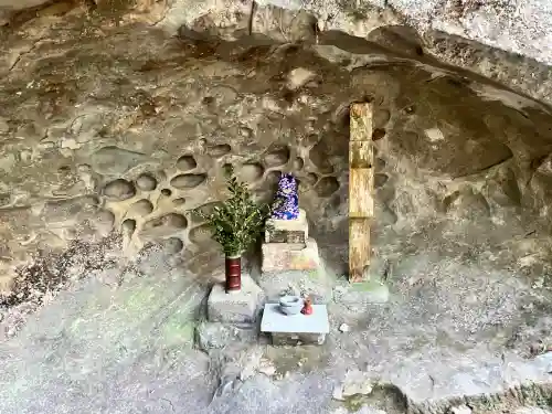 観音寺（岩屋観音）の{uncategorized: "未分類", other: "その他", undefined: "問題あり", building: "その他建物", grave: "お墓", sacred_gate: "鳥居", guardian: "狛犬", statue: "像", buddha: "仏像", history: "歴史", nature: "自然", garden: "庭園", animal: "動物", pagoda: "塔", temizu: "手水舎", mountain_gate: "山門・神門", sanctuary: "本殿・本堂", subordinate: "末社・摂社", art: "芸術", scenery: "景色", jizo: "地蔵", ema: "絵馬", goshuin: "御朱印", omikuji: "おみくじ", items: "授与品その他", amulet: "お守り", goshuincho: "御朱印帳", eats: "食事", festival: "お祭り", votive_dance: "神楽", shichigosan: "七五三参", wedding: "結婚式", experience: "体験その他", initially: "初詣", around: "周辺", anti_infection: "感染症対策"}