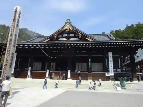 久遠寺の本殿・本堂