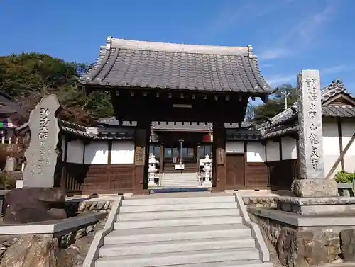 埼玉厄除け開運大師・龍泉寺（切り絵御朱印発祥の寺）の山門