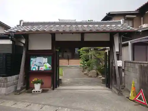 三忍寺の山門