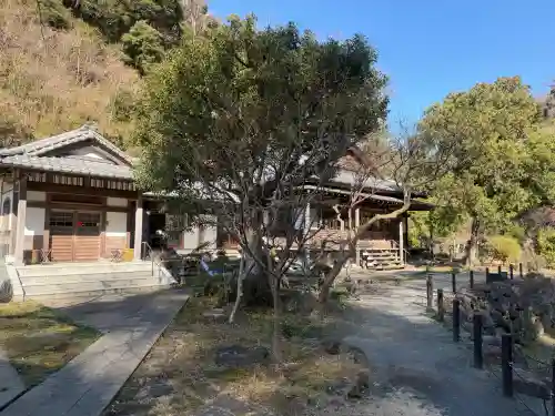 回春院の{uncategorized: "未分類", other: "その他", undefined: "問題あり", building: "その他建物", grave: "お墓", sacred_gate: "鳥居", guardian: "狛犬", statue: "像", buddha: "仏像", history: "歴史", nature: "自然", garden: "庭園", animal: "動物", pagoda: "塔", temizu: "手水舎", mountain_gate: "山門・神門", sanctuary: "本殿・本堂", subordinate: "末社・摂社", art: "芸術", scenery: "景色", jizo: "地蔵", ema: "絵馬", goshuin: "御朱印", omikuji: "おみくじ", items: "授与品その他", amulet: "お守り", goshuincho: "御朱印帳", eats: "食事", festival: "お祭り", votive_dance: "神楽", shichigosan: "七五三参", wedding: "結婚式", experience: "体験その他", initially: "初詣", around: "周辺", anti_infection: "感染症対策"}