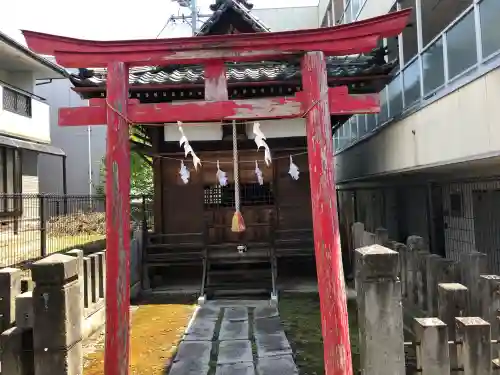 古録稲荷神社の{uncategorized: "未分類", other: "その他", undefined: "問題あり", building: "その他建物", grave: "お墓", sacred_gate: "鳥居", guardian: "狛犬", statue: "像", buddha: "仏像", history: "歴史", nature: "自然", garden: "庭園", animal: "動物", pagoda: "塔", temizu: "手水舎", mountain_gate: "山門・神門", sanctuary: "本殿・本堂", subordinate: "末社・摂社", art: "芸術", scenery: "景色", jizo: "地蔵", ema: "絵馬", goshuin: "御朱印", omikuji: "おみくじ", items: "授与品その他", amulet: "お守り", goshuincho: "御朱印帳", eats: "食事", festival: "お祭り", votive_dance: "神楽", shichigosan: "七五三参", wedding: "結婚式", experience: "体験その他", initially: "初詣", around: "周辺", anti_infection: "感染症対策"}