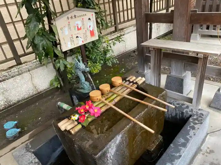 氷川鍬神社の{uncategorized: "未分類", other: "その他", undefined: "問題あり", building: "その他建物", grave: "お墓", sacred_gate: "鳥居", guardian: "狛犬", statue: "像", buddha: "仏像", history: "歴史", nature: "自然", garden: "庭園", animal: "動物", pagoda: "塔", temizu: "手水舎", mountain_gate: "山門・神門", sanctuary: "本殿・本堂", subordinate: "末社・摂社", art: "芸術", scenery: "景色", jizo: "地蔵", ema: "絵馬", goshuin: "御朱印", omikuji: "おみくじ", items: "授与品その他", amulet: "お守り", goshuincho: "御朱印帳", eats: "食事", festival: "お祭り", votive_dance: "神楽", shichigosan: "七五三参", wedding: "結婚式", experience: "体験その他", initially: "初詣", around: "周辺", anti_infection: "感染症対策"}