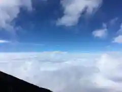 富士山頂上浅間大社奥宮の景色