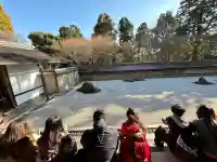 龍安寺の{uncategorized: "未分類", other: "その他", undefined: "問題あり", building: "その他建物", grave: "お墓", sacred_gate: "鳥居", guardian: "狛犬", statue: "像", buddha: "仏像", history: "歴史", nature: "自然", garden: "庭園", animal: "動物", pagoda: "塔", temizu: "手水舎", mountain_gate: "山門・神門", sanctuary: "本殿・本堂", subordinate: "末社・摂社", art: "芸術", scenery: "景色", jizo: "地蔵", ema: "絵馬", goshuin: "御朱印", omikuji: "おみくじ", items: "授与品その他", amulet: "お守り", goshuincho: "御朱印帳", eats: "食事", festival: "お祭り", votive_dance: "神楽", shichigosan: "七五三参", wedding: "結婚式", experience: "体験その他", initially: "初詣", around: "周辺", anti_infection: "感染症対策"}